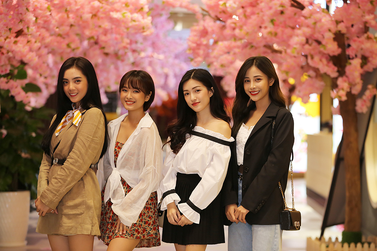 CON ĐƯỜNG HOA ANH ĐÀO RỰC RỠ GIỮA LÒNG SÀI GÒN  Những bông hoa anh đào nở rộ khắp các lối đi mang đến một cảm giác thư thái, nhẹ nhàng nhưng cũng không kém phần lung linh, tuyệt mĩ đủ để làm say lòng tất cả những ai đến với TTTM Gigamall Thủ Đức. 